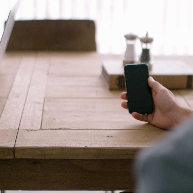 Grande baie vitrée donnant sur le jardin